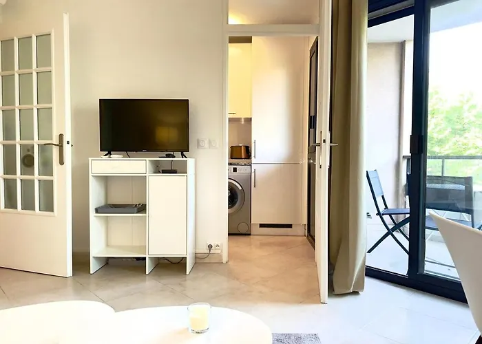 Spacious New And Terrace ז'ואן-לה-פינס