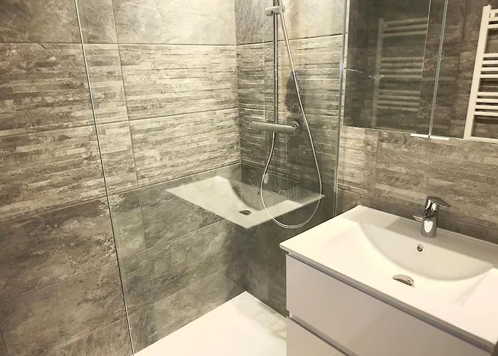 דירה Spacious New And Terrace